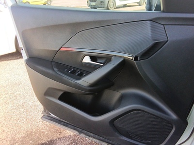 Peugeot 2008 BlueHDi 110 S&S Active Pack 81 kW (110 CV) 15 Peugeot 2008 BlueHDi 110 S&S Active Pack 81 kW (110 CV) 15