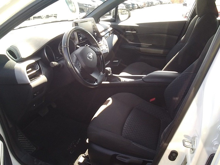 Toyota C-HR 1.8 125H Active 90 kW (122 CV) Vehículo usado en Madrid Toyota C-HR 1.8 125H Active 90 kW (122 CV) Vehículo usado en Madrid