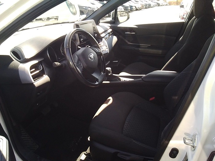 Toyota C-HR 1.8 125H Active 90 kW (122 CV) Vehículo usado en Madrid Toyota C-HR 1.8 125H Active 90 kW (122 CV) Vehículo usado en Madrid