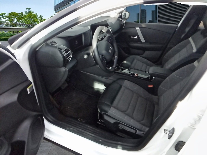 Citroen C4 BlueHDi 130 S&S Feel Pack EAT8 96 kW (130 CV) Vehículo usado en Madrid Citroen C4 BlueHDi 130 S&S Feel Pack EAT8 96 kW (130 CV) Vehículo usado en Madrid