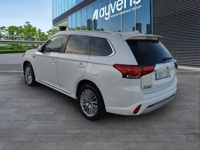 Mitsubishi Outlander 2.4 PHEV Motion 4WD Auto 165 kW (224 CV) Vehículo usado en Madrid Mitsubishi Outlander 2.4 PHEV Motion 4WD Auto 165 kW (224 CV) Vehículo usado en Madrid
