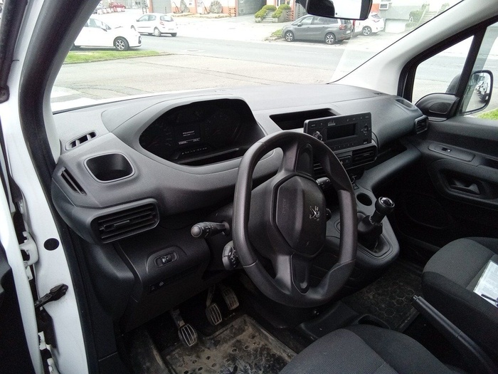 Peugeot Rifter BlueHDi 100 Access Standard 73 kW (100 CV) Vehículo usado en Madrid Peugeot Rifter BlueHDi 100 Access Standard 73 kW (100 CV) Vehículo usado en Madrid