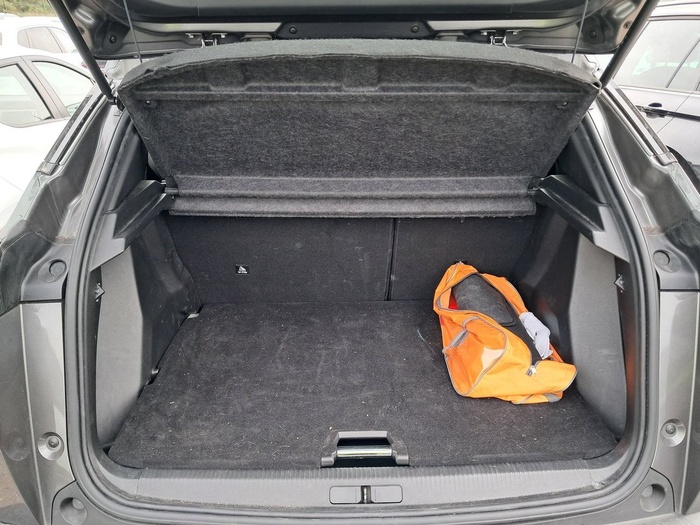 Peugeot 2008 BlueHDi 110 S&S Active Pack 81 kW (110 CV) Vehículo usado en Madrid Peugeot 2008 BlueHDi 110 S&S Active Pack 81 kW (110 CV) Vehículo usado en Madrid