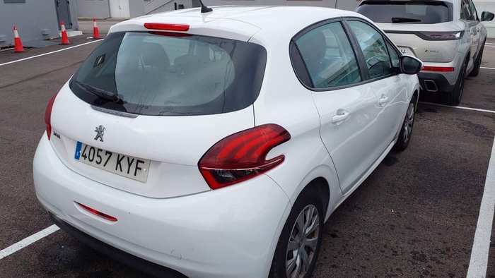 Peugeot 208 BlueHDi 100 Active 73 kW (100 CV) Vehículo usado en Madrid Peugeot 208 BlueHDi 100 Active 73 kW (100 CV) Vehículo usado en Madrid