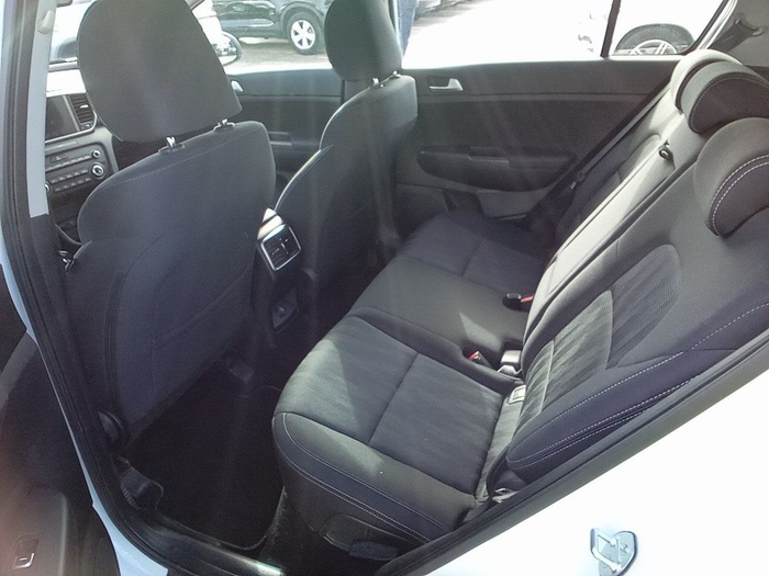 Kia Sportage 1.6 MHEV Business 4x4 100 kW (136 CV) Vehículo usado en Madrid Kia Sportage 1.6 MHEV Business 4x4 100 kW (136 CV) Vehículo usado en Madrid