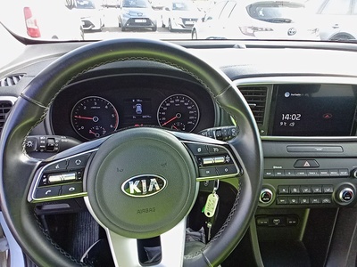 Kia Sportage 1.6 MHEV Business 4x4 100 kW (136 CV) 12 Kia Sportage 1.6 MHEV Business 4x4 100 kW (136 CV) 12