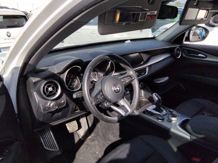Alfa Romeo Stelvio 2.2 Diesel Sprint RWD 140 kW (190 CV) Vehículo usado en Madrid Alfa Romeo Stelvio 2.2 Diesel Sprint RWD 140 kW (190 CV) Vehículo usado en Madrid