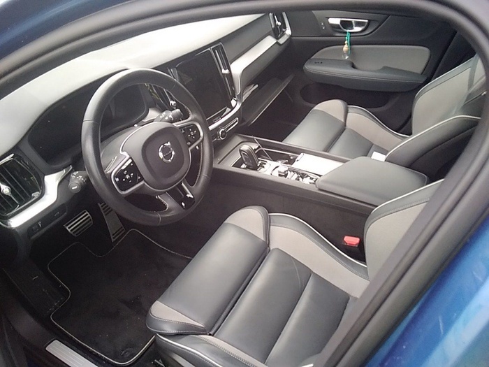 Volvo V60 B5 Mhev R-Design Auto 184 kW (250 CV) Vehículo usado en Madrid Volvo V60 B5 Mhev R-Design Auto 184 kW (250 CV) Vehículo usado en Madrid