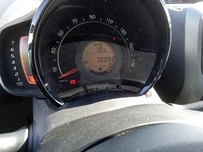 Toyota Aygo 1.0 70 x-play 53 kW (72 CV) 8 Toyota Aygo 1.0 70 x-play 53 kW (72 CV) 8