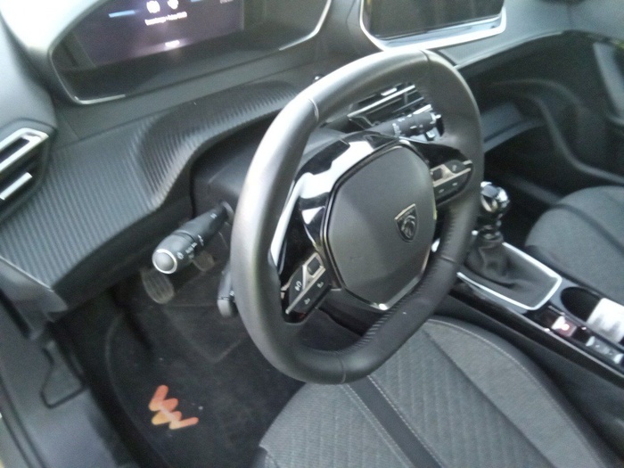 Peugeot 2008 PureTech 100 S&S Allure 75 kW (100 CV) Vehículo usado en Madrid Peugeot 2008 PureTech 100 S&S Allure 75 kW (100 CV) Vehículo usado en Madrid