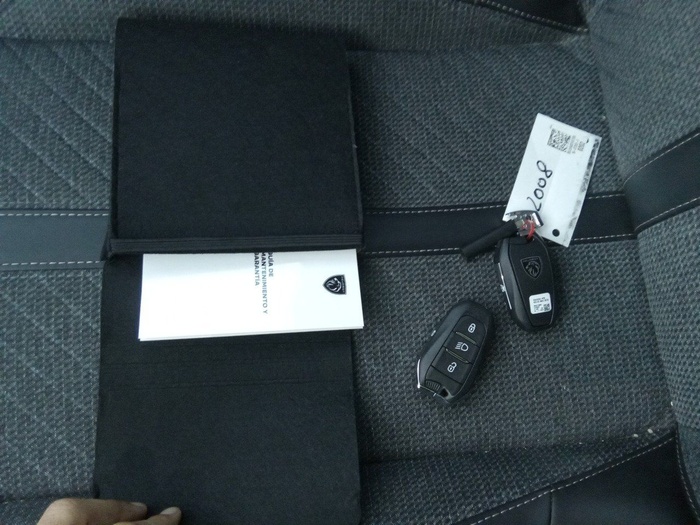 Peugeot 2008 PureTech 100 S&S Allure 75 kW (100 CV) Vehículo usado en Madrid Peugeot 2008 PureTech 100 S&S Allure 75 kW (100 CV) Vehículo usado en Madrid