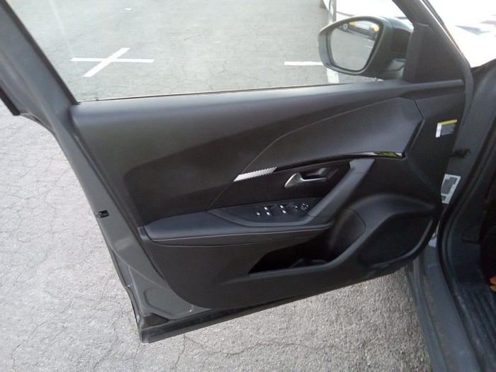 Peugeot 2008 PureTech 100 S&S Allure 75 kW (100 CV) Vehículo usado en Madrid Peugeot 2008 PureTech 100 S&S Allure 75 kW (100 CV) Vehículo usado en Madrid