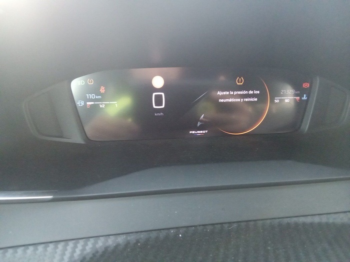 Peugeot 2008 PureTech 100 S&S Allure 75 kW (100 CV) Vehículo usado en Madrid Peugeot 2008 PureTech 100 S&S Allure 75 kW (100 CV) Vehículo usado en Madrid