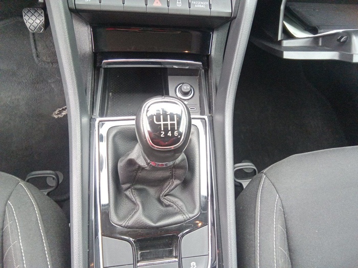 Skoda Karoq 1.0 TSI Ambition 81 kW (110 CV) Vehículo usado en Madrid Skoda Karoq 1.0 TSI Ambition 81 kW (110 CV) Vehículo usado en Madrid