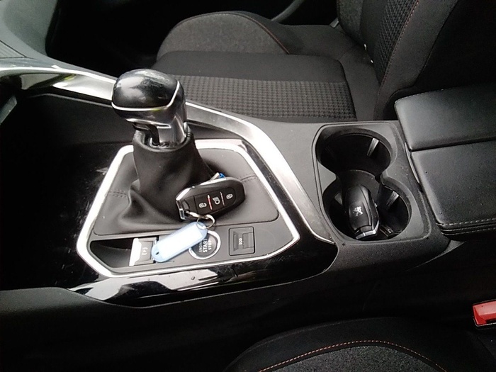 Peugeot 3008 BlueHDi 130 S&S Active Pack 96 kW (130 CV) Vehículo usado en Madrid Peugeot 3008 BlueHDi 130 S&S Active Pack 96 kW (130 CV) Vehículo usado en Madrid