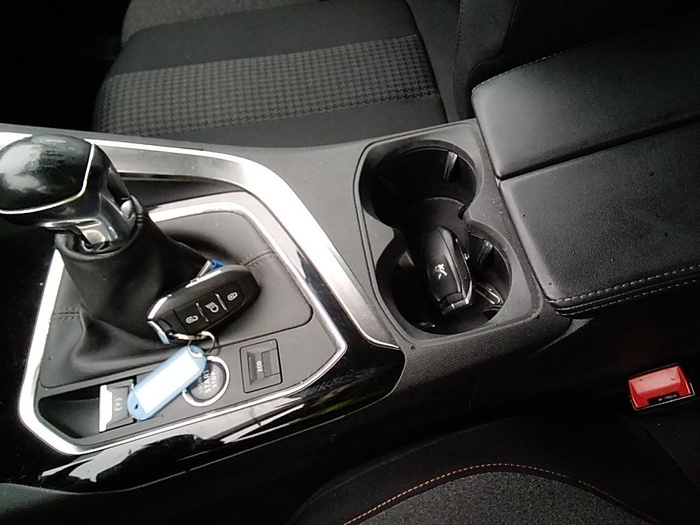 Peugeot 3008 BlueHDi 130 S&S Active Pack 96 kW (130 CV) Vehículo usado en Madrid Peugeot 3008 BlueHDi 130 S&S Active Pack 96 kW (130 CV) Vehículo usado en Madrid