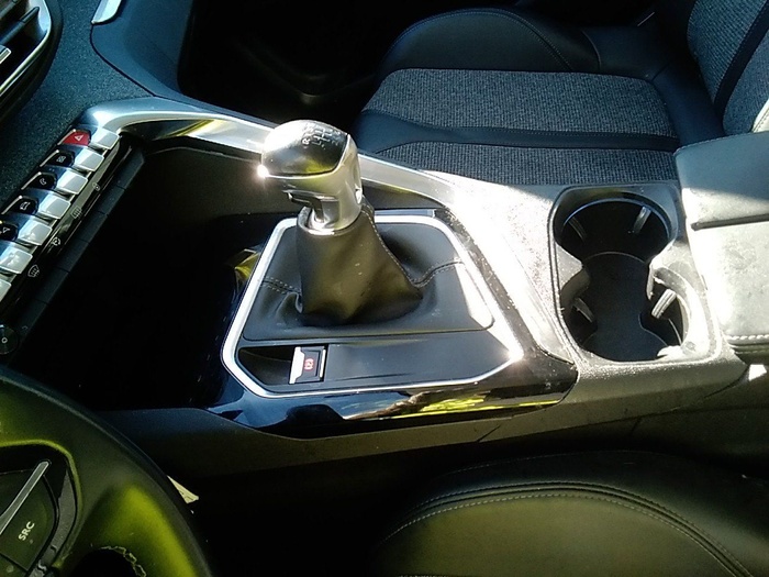 Peugeot 3008 BlueHDI 130 S&S Allure 96 kW (130 CV) Vehículo usado en Madrid Peugeot 3008 BlueHDI 130 S&S Allure 96 kW (130 CV) Vehículo usado en Madrid