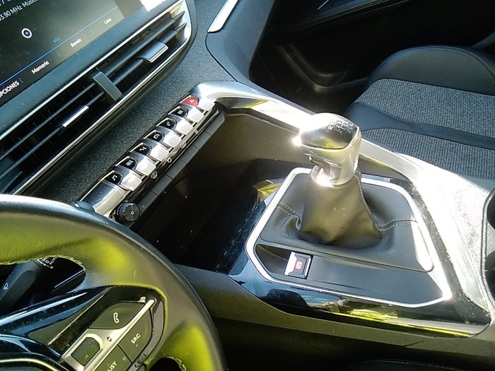 Peugeot 3008 BlueHDI 130 S&S Allure 96 kW (130 CV) Vehículo usado en Madrid Peugeot 3008 BlueHDI 130 S&S Allure 96 kW (130 CV) Vehículo usado en Madrid