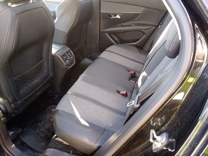 Peugeot 3008 BlueHDI 130 S&S Allure 96 kW (130 CV) Vehículo usado en Madrid Peugeot 3008 BlueHDI 130 S&S Allure 96 kW (130 CV) Vehículo usado en Madrid