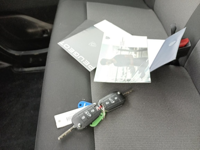 Peugeot e-Expert Furgon Eléctrico Premium Standard 50kWh 100 kW (136 CV) Vehículo usado en Madrid Peugeot e-Expert Furgon Eléctrico Premium Standard 50kWh 100 kW (136 CV) Vehículo usado en Madrid