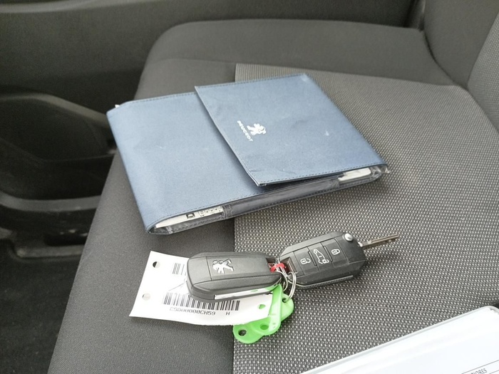 Peugeot e-Expert Furgon Eléctrico Premium Standard 50kWh 100 kW (136 CV) Vehículo usado en Madrid Peugeot e-Expert Furgon Eléctrico Premium Standard 50kWh 100 kW (136 CV) Vehículo usado en Madrid