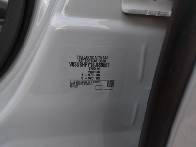 Peugeot 2008 Allure Hybrid eDCS6 107 kW (145 CV) 10 Peugeot 2008 Allure Hybrid eDCS6 107 kW (145 CV) 10