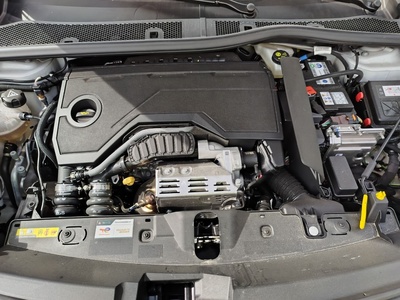 Peugeot 2008 Allure Hybrid eDCS6 107 kW (145 CV) 12 Peugeot 2008 Allure Hybrid eDCS6 107 kW (145 CV) 12