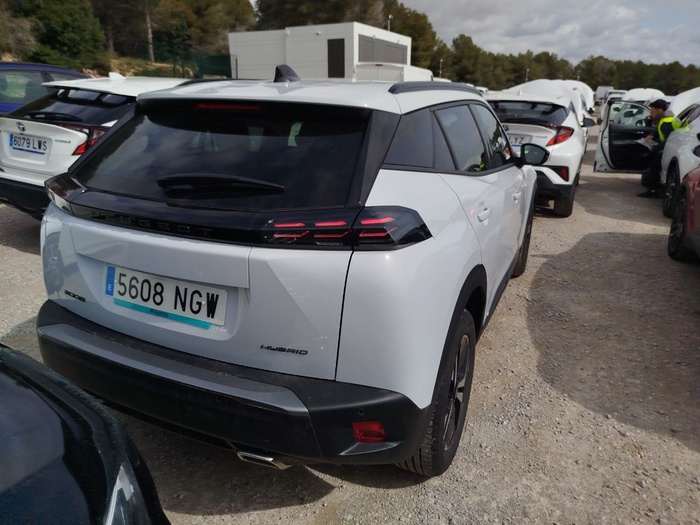 Peugeot 2008 Allure Hybrid eDCS6 107 kW (145 CV) Vehículo usado en Madrid Peugeot 2008 Allure Hybrid eDCS6 107 kW (145 CV) Vehículo usado en Madrid