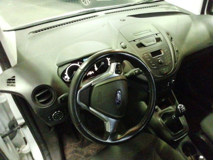 Ford Transit Courier Furgon 1.5 TDCI Trend 56 kW (75 CV) Vehículo usado en Madrid Ford Transit Courier Furgon 1.5 TDCI Trend 56 kW (75 CV) Vehículo usado en Madrid