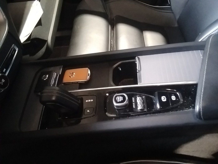 Volvo XC60 T6 Recharge R-Design AWD Auto 250 kW (340 CV) Vehículo usado en Madrid Volvo XC60 T6 Recharge R-Design AWD Auto 250 kW (340 CV) Vehículo usado en Madrid