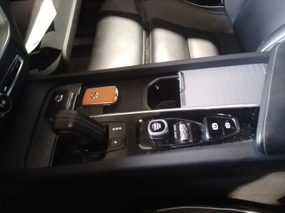 Volvo XC60 T6 Recharge R-Design AWD Auto 250 kW (340 CV) 15 Volvo XC60 T6 Recharge R-Design AWD Auto 250 kW (340 CV) 15