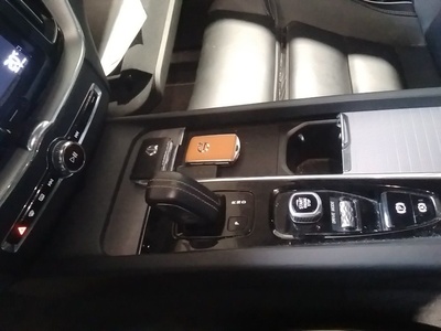 Volvo XC60 T6 Recharge R-Design AWD Auto 250 kW (340 CV) 13 Volvo XC60 T6 Recharge R-Design AWD Auto 250 kW (340 CV) 13