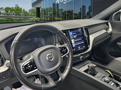 Volvo XC60 T6 Recharge R-Design AWD Auto 250 kW (340 CV) 7 Volvo XC60 T6 Recharge R-Design AWD Auto 250 kW (340 CV) 7