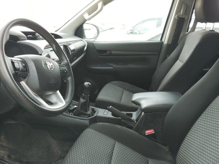 Toyota Hilux 2.4 D-4D Doble Cabina GX 110 kW (150 CV) Vehículo usado en Madrid Toyota Hilux 2.4 D-4D Doble Cabina GX 110 kW (150 CV) Vehículo usado en Madrid