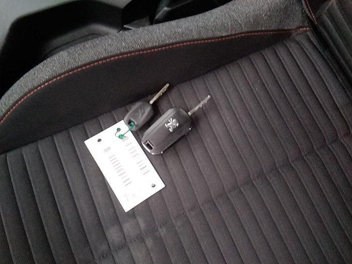 Peugeot 2008 BlueHDi 110 S&S Active Pack 81 kW (110 CV) Vehículo usado en Madrid Peugeot 2008 BlueHDi 110 S&S Active Pack 81 kW (110 CV) Vehículo usado en Madrid