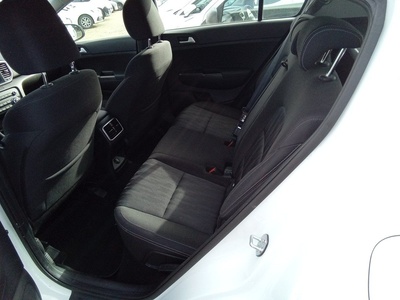 Kia Sportage 1.6 MHEV Business 4x4 100 kW (136 CV) 9 Kia Sportage 1.6 MHEV Business 4x4 100 kW (136 CV) 9