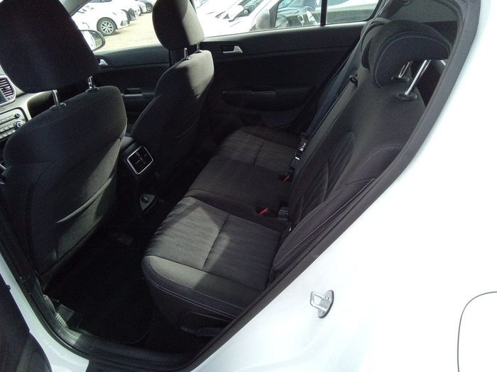 Kia Sportage 1.6 MHEV Business 4x4 100 kW (136 CV) Vehículo usado en Madrid Kia Sportage 1.6 MHEV Business 4x4 100 kW (136 CV) Vehículo usado en Madrid