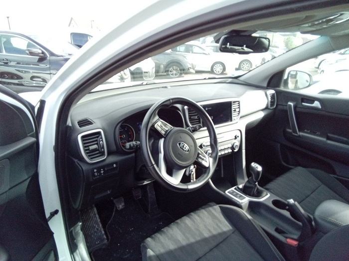 Kia Sportage 1.6 MHEV Business 4x4 100 kW (136 CV) Vehículo usado en Madrid Kia Sportage 1.6 MHEV Business 4x4 100 kW (136 CV) Vehículo usado en Madrid