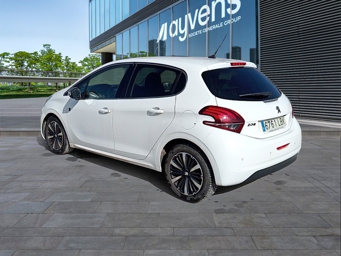 Peugeot 208 BlueHDi 100 Tech Edition 73 kW (99 CV) Vehículo usado en Madrid Peugeot 208 BlueHDi 100 Tech Edition 73 kW (99 CV) Vehículo usado en Madrid