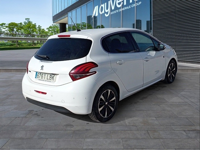 Peugeot 208 BlueHDi 100 Tech Edition 73 kW (99 CV) Vehículo usado en Madrid Peugeot 208 BlueHDi 100 Tech Edition 73 kW (99 CV) Vehículo usado en Madrid