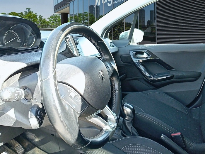 Peugeot 208 BlueHDi 100 Tech Edition 73 kW (99 CV) Vehículo usado en Madrid Peugeot 208 BlueHDi 100 Tech Edition 73 kW (99 CV) Vehículo usado en Madrid