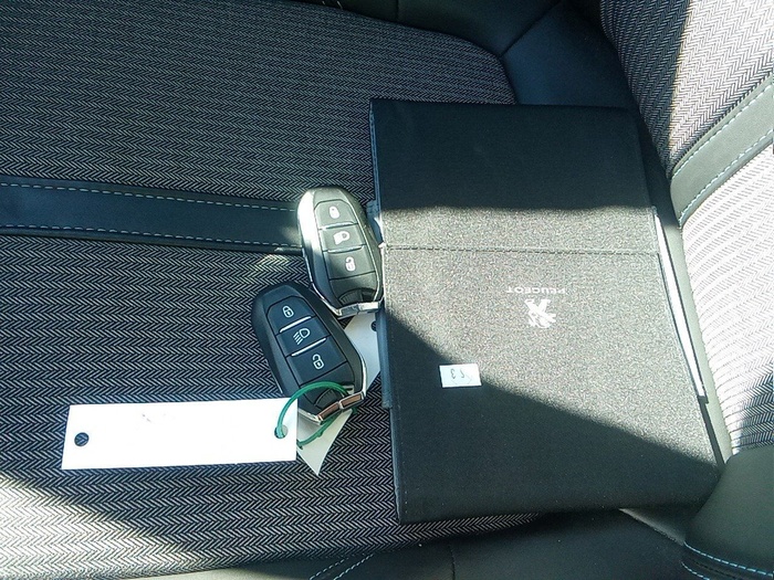 Peugeot 5008 BlueHDi 130 S&S Allure 96 kW (130 CV) Vehículo usado en Madrid Peugeot 5008 BlueHDi 130 S&S Allure 96 kW (130 CV) Vehículo usado en Madrid