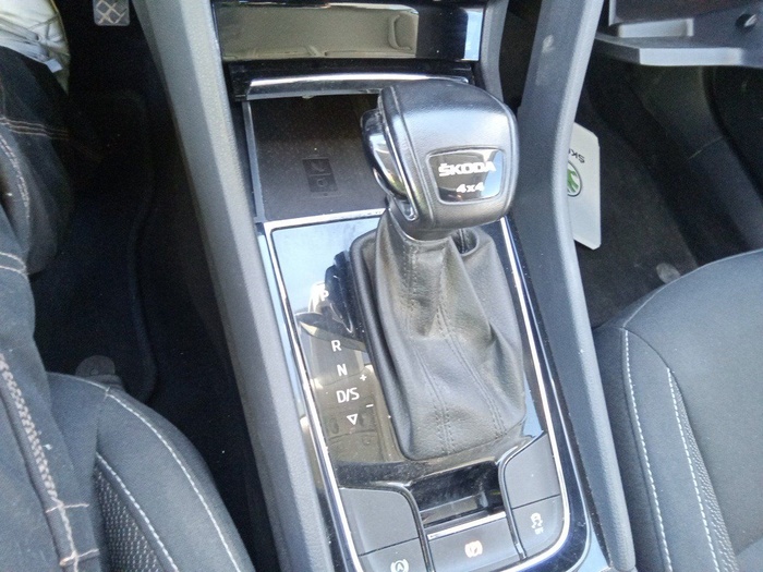 Skoda Karoq 2.0 TDI Ambition 4X4 DSG 110 kW (150 CV) Vehículo usado en Madrid Skoda Karoq 2.0 TDI Ambition 4X4 DSG 110 kW (150 CV) Vehículo usado en Madrid