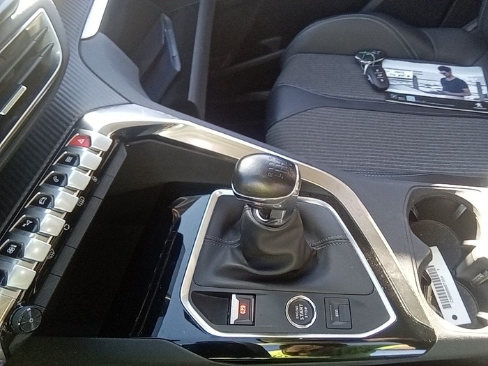 Peugeot 5008 BlueHDi 130 S&S Allure 96 kW (130 CV) Vehículo usado en Madrid Peugeot 5008 BlueHDi 130 S&S Allure 96 kW (130 CV) Vehículo usado en Madrid