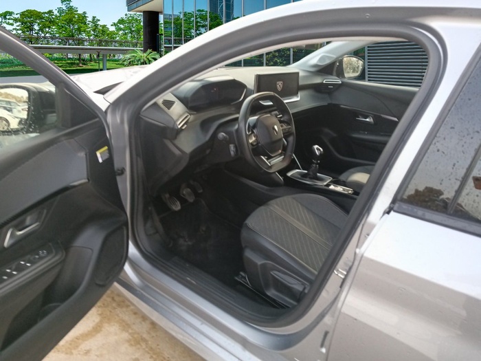 Peugeot 208 PureTech 100 Allure 75 kW (100 CV) Vehículo usado en Madrid Peugeot 208 PureTech 100 Allure 75 kW (100 CV) Vehículo usado en Madrid