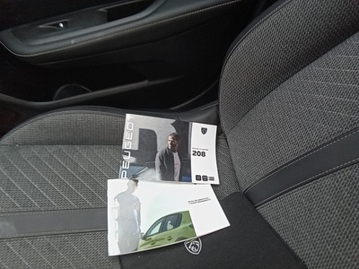 Peugeot 208 PureTech 100 Allure 75 kW (100 CV) 14 Peugeot 208 PureTech 100 Allure 75 kW (100 CV) 14