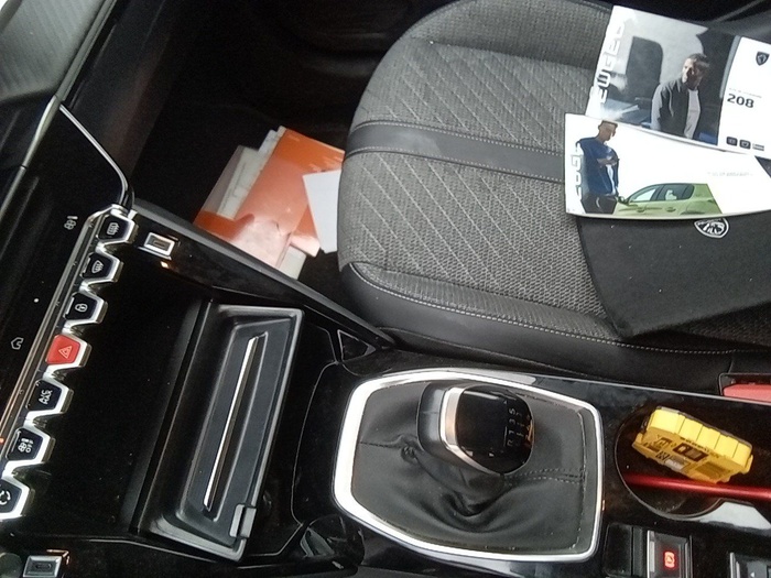 Peugeot 208 PureTech 100 Allure 75 kW (100 CV) Vehículo usado en Madrid Peugeot 208 PureTech 100 Allure 75 kW (100 CV) Vehículo usado en Madrid