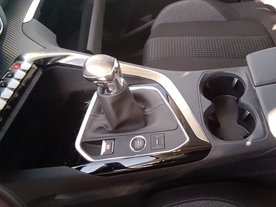 Peugeot 3008 BlueHDi 130 S&S Active Pack 96 kW (130 CV) 13 Peugeot 3008 BlueHDi 130 S&S Active Pack 96 kW (130 CV) 13