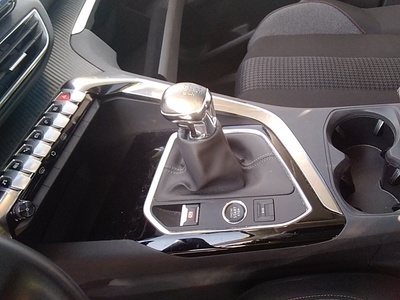 Peugeot 3008 BlueHDi 130 S&S Active Pack 96 kW (130 CV) 12 Peugeot 3008 BlueHDi 130 S&S Active Pack 96 kW (130 CV) 12