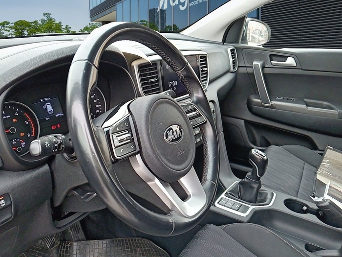 Kia Sportage 1.6 MHEV Business 4x4 100 kW (136 CV) Vehículo usado en Madrid Kia Sportage 1.6 MHEV Business 4x4 100 kW (136 CV) Vehículo usado en Madrid